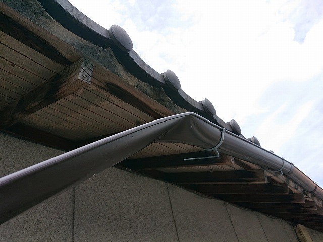 雨樋が落ちて折れている